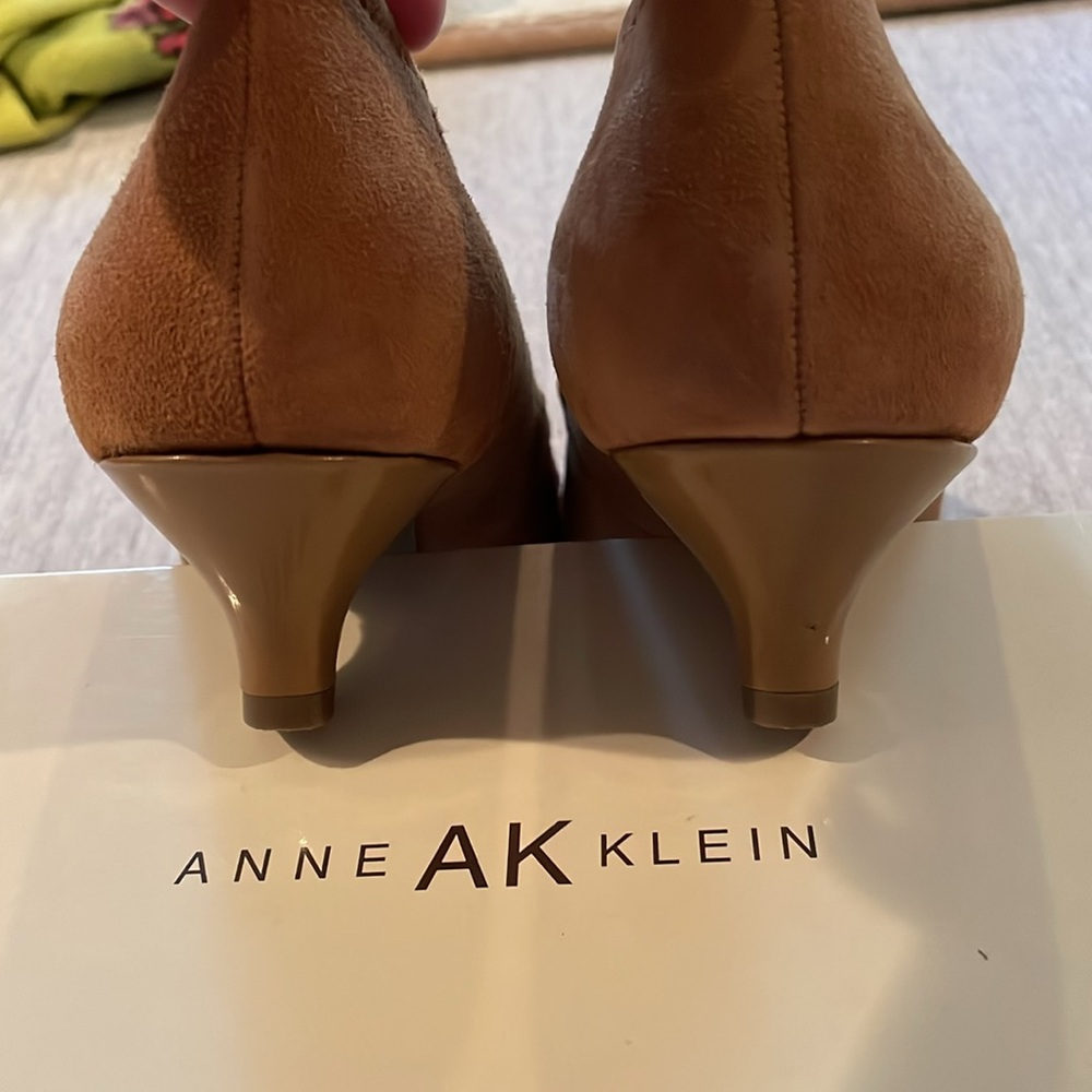 Anne Klein (new) suede iflex kitten heels - Picture 7 of 8